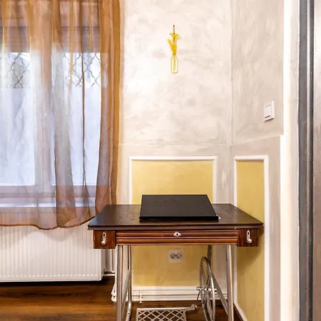 Mari&emi Flat In Corvin Daire