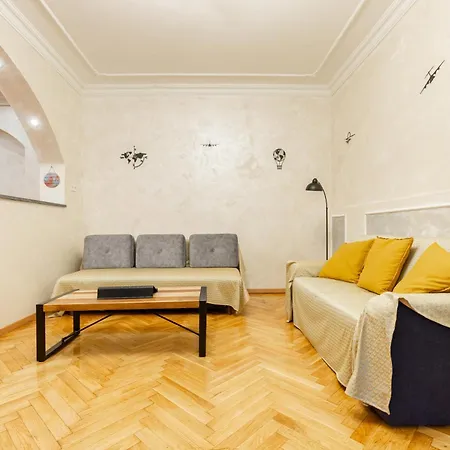 Mari&emi Flat In Corvin *